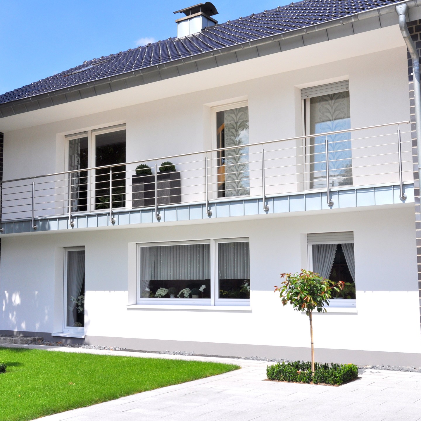 Edelstahlgeländer an einem Wohnhaus von Nonhoff Edelstahldesign